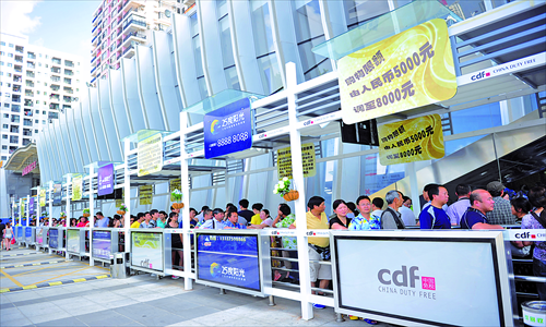 Tourists wait to enter a duty-free shopping mall in Sanya, Hainan Province, Tuesday. Sales at duty-free shops in Sanya and Haikou increased by 35 percent year-on-year in November after the government raised the tax-free cap in Hainan to 8,000 yuan ($1,280) per person, up from 5,000 yuan, according to official data. Photo: CFP
