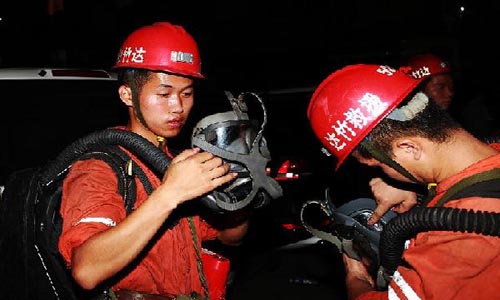Rescue team members from Dazhou city, Southwest China's Sichuan Province, prepare to carry out rescue operation at the Xiaojiawan Coal Mine in Panzhihua city, Southwest China's Sichuan Province, on August 30, 2012. Rescuers in Southwest China's Sichuan Province were racing Thursday to save 21 miners trapped in a coal mine following a gas blast that has left 26 dead. Photo: Xinhua