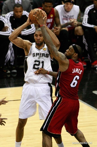 San Antonio Spurs Tim Duncan (L) competes during the Game 3 of the 2013 NBA Finals against Miami Heat in San Antonio, Texas, the United States, June 11, 2013. San Antonio Spurs won 113-77. (Xinhua/Song Qiong)