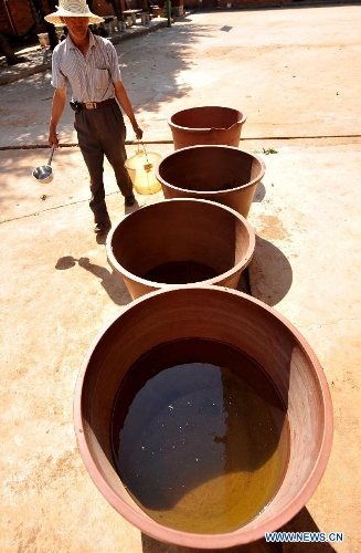  Farmer Zhao Tingxing gets stored water for the vegetables in his farmland at Shilin County of southwest China's Yunnan Province, Feb. 27, 2013. About 600,000 people are facing shortage of drinking water amid severe drought that hit southwest China's Yunnan Province for the fourth straight year, and the current drought has affected 5.11 million mu of cropland in the province China's drought relief authority said Feb. 21, 2013. (Xinhua/Lin Yiguang)  