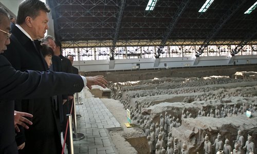 Ukrainian President Viktor Yanukovych (second from left) looks at the life-sized terracotta warriors in Xi'an, capital of Northwest China's Shaanxi Province on Wednesday. Photo: AFP/Ukrainian Presidential Press Service - Muykhylo Markiv