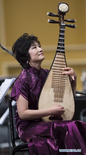 Artist Wu Yuxia plays the Pipa, a Chinese traditional musical instrument, during a Spring Festival celebration concert in Pasadena, Los Angeles, the United States, Feb. 4, 2013. (Xinhua/Yang Lei) 
