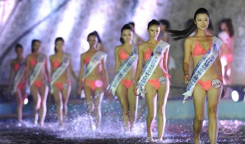 Photo taken on August 11, 2012 shows contestants walk on the T-stage under water and enter the competition venue. Miss Bikini 2012 China Zone final was held in Mujiazhai ecotourism zone on August 11, 2012. Zhao Meijuan from Henan took the crown. Du Wenjing from Hubei and Song Xiao from Shandong won the 2nd place. Zhang Yun from Henan, Yuan Fang from Beijing and Liu Wei from Shanxi won the 3rd place. Photo: Xinhua