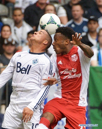 Vancouver Whitecaps' Erik Hurtado (L) vies with Portland Timbers' Rodney Wallace during a MLS soccer game in Vancouver, Canada, on May 18, 2013. The match ended with a 2-2 tie. (Xinhua/Sergei Bachlakov) 