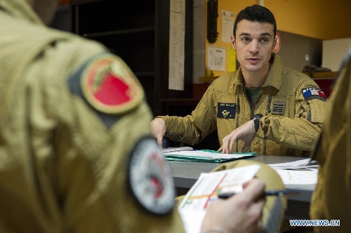 A photo released on Jan. 12, 2013 by French Army Communications Audiovisual office (ECPAD) shows French fighter pilots attending a briefing at Kossei camp at the French military base of N'Djamena in Chad. French President Francois Hollande announce that French forces have launched military intervention on Friday in a support of Malian troops countering Islamist rebels' offensive. (Xinhua/NICOLAS-NELSON RICHARD/ECPAD) 