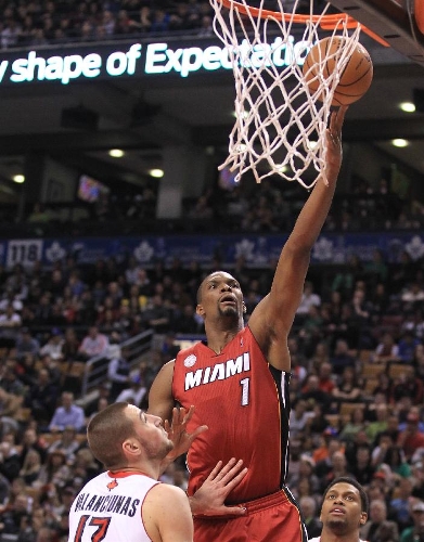 Chris Bosh (R) of Miami Heat goes to the basket during the NBA game against Toronto Raptors at Air Canada Centre in Toronto, Canada, March 17, 2013. Heat won 108-91. (Xinhua/Zou Zheng) 