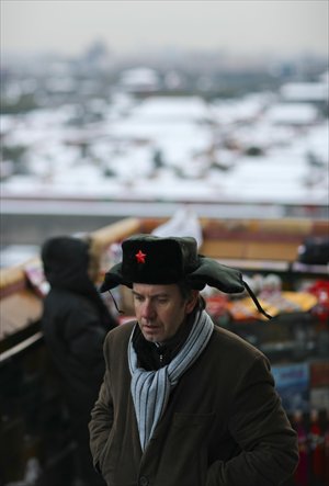 A foreign visitor sightseeing at Jingshan Park in Beijing, on November 10, 2009. Photo: CFP