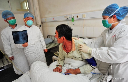 Doctors hold a consultation on the treatment for a patient surnamed Luo, the province's first human case of H7N9 avian influenza, at the No. 2 Hospital in Longyan City, southeast China's Fujian Province, April 27, 2013. Luo, 65, a local resident from Gaopo township, Yongding County, Longyan City, showed symptoms of repeated coughing, low fever and a tight chest on April 18. Luo tested positive for the H7N9 virus on Friday by the Chinese Center for Disease Control and Prevention. Thirty-seven people who have been in close contact with Luo have not shown any abnormal symptoms so far. (Xinhua/Wei Peiquan) 