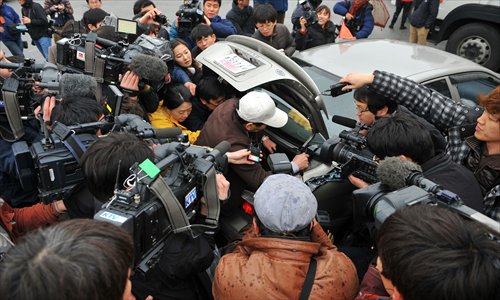 Cameramen and journalists swarm around a car as the driver checks his luggage delivered from the Kaesong industrial complex inside North Korea, at a military checkpoint in Paju on Tuesday. North Korean workers boycotted work after Pyongyang suspended operations of the complex, upping the pressure on Seoul in an escalating military crisis. Photo: AFP