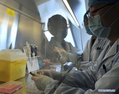 A technician holds test reagents for H7N9 bird flu virus at the Beijing Center for Diseases Control and Prevention in Beijing, China, April 3, 2013. Test reagents for H7N9 virus have arrived in Beijing on April 2. And the city's diseases control and prevention centre along with 55 laboratories in its network are capable of testing the virus. (Xinhua/Li Wen) 