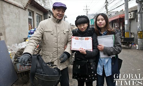 Pu Cunxin poses for a photo with Mayuyu (center) and Elsie after autographing their homemade marriage certificate on February 25 in Beijing.  