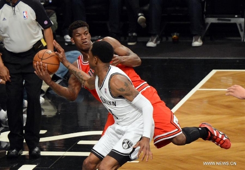 Chicago Bulls' Jimmy Butler (Rear) saves the ball during Game 7 of the NBA Eastern Conference Quarterfinals basketball playoff series against Brooklyn Nets in New York, the United States, May 4, 2013. Bulls won 99-93 Saturday to reach the second round with 4-3 in the first-round series. (Xinhua/Wang Lei) 