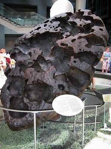 Willamette Meteorite with an estimated mass of over&nbsp;14 tons (USA, 1902).(Source:gmw.com)