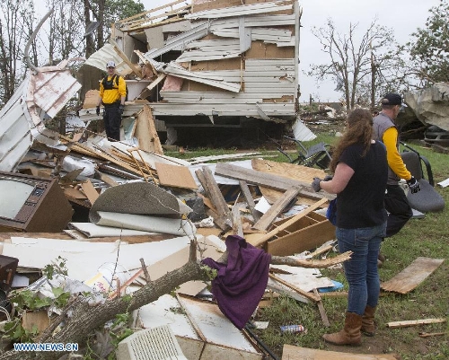 Rescuers search for lost animals in Shawnee, Oklahoma, the United States, May 20, 2013. Two men were confirmed dead after tornadoes hit the U.S. state of Oklahoma, officials said Monday. (Xinhua/Marcus DiPaola) 