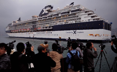  Journalists gather at the Kai Tak Cruise Terminal as the cruise ship GTS Millennium pulls into its berth in south China's Hong Kong, March 16, 2013. GTS Millennium arrived at Hong Kong's Kai Tak Cruise Terminal on Saturday and became the first cruise ship to berth at the terminal prior to its official opening in June 2013. (Xinhua/Chen Xiaowei)  
