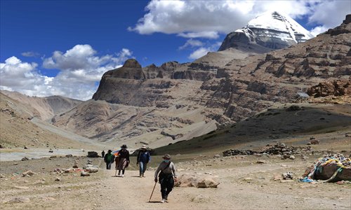 Buddhist kora pilgrims ascend Kangrinboqê Mountain in the Tibet Autonomous Region in August 2012. Photo: CFP