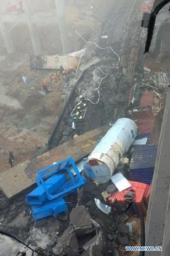 Photo taken on Feb.1, 2013 shows the accident site where an expressway bridge partially collapsed due to a truck explosion in Mianchi County, Sanmenxia, central China's Henan Province. The explosion, which occurred around 8:52 a.m. (0052 GMT) on Feb. 1, caused several vehicles to tumble from the bridge. At least four people died and eight others were injured, the city government of Sanmenxia said. Search and rescue efforts are under way. (Xinhua) 