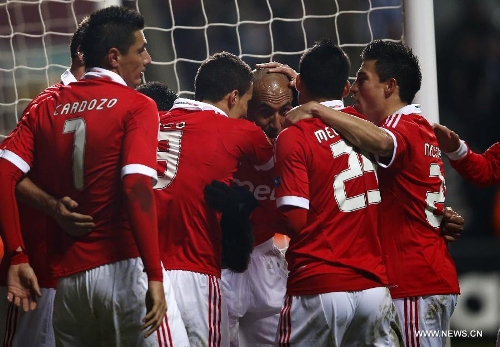 Players of Benfica celebrate Eduardo Salvio's goal during the UEFA Europa League quarterfinal second leg between Newcastle United and Benfica at St James' Park in London, Britain on April 11, 2013. The match ended with a 1-1 draw and Benfica advanced to the semifinal with 4-2 on aggregate. (Xinhua/Wang Lili)&nbsp; 