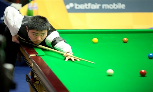 Ding Junhui of China lines up a shot during his World Snooker Championship 2013 first-round match against Alan McManus of Scotland at The Crucible in Sheffield, England on Wednesday. Ding won the match 15-10. He didn't use his usual entrance music and wore a black armband to pay tribute to earthquake victims in Ya'an, Southwest China's Sichuan Province. Photo: CFP