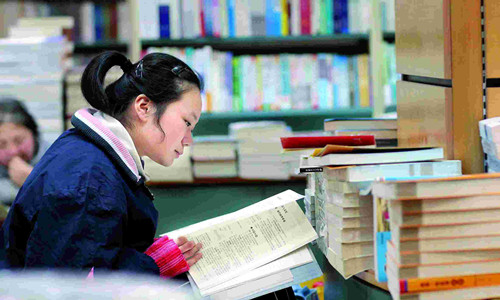 caption:Book lovers in the city browse through the shelves with enjoyment. Photo: CFP 