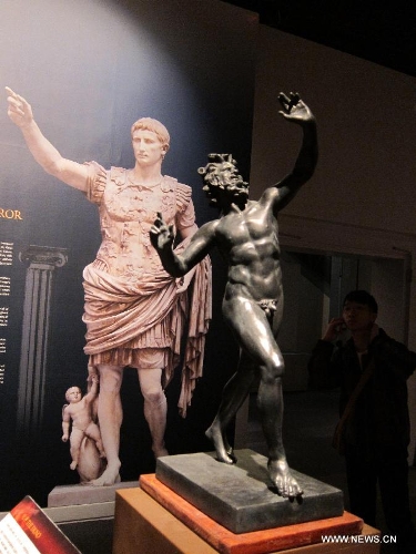  A statue of the ancient Rome is seen during an exhibition at Hong Kong Science Museum in south China's Hong Kong, Jan. 23, 2013. Exhibition 