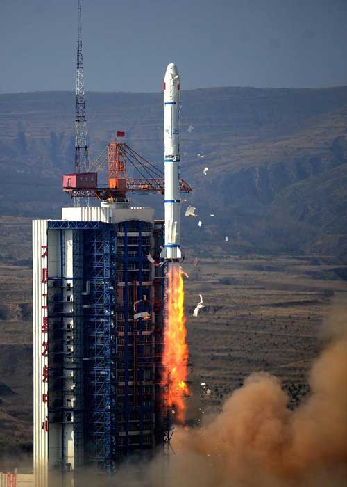 The Long March 2C carrier rocket carrying two satellites blasts off from the launch pad at the Taiyuan Satellite Launch Center in Taiyuan, capital of north China's Shanxi Province, Oct. 14, 2012. Satellite A and Satellite B, which form Shijian (practice)-9 satellites, successfully entered preset orbits on Sunday morning. Photo: Xinhua