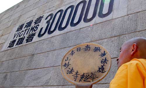 69-year-old Japanese monk Iwata Ryuzo chants prayers on August 15, 2005, for the 300,000 victims who died during the Nanjing Massacre in 1945, as a way to apologize for the crimes the Japanese army committed in China. Photo: Sina.com