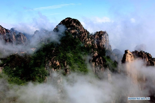 Photo taken on May 19, 2013 shows the sea of clouds at the Huangshan Mountain scenic spot in Huangshan City, east China's Anhui Province. (Xinhua/Shi Guangde)