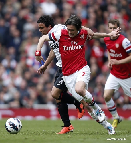 Rafael (L) of Manchester United vies with Tomas Rosicky of Arsenal during the Barclays Premier League match between Arsenal and Manchester United at the Emirates Stadium in London, Britain on April 28, 2013. The match ended with a 1-1 draw. (Xinhua/Wang Lili) 