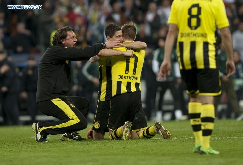 Borussian Dortmund's players celebrate after the UEFA Champions League semi-final against Real Madrid in Madrid, capital of Spain, April 30, 2013. Borussia Dortmund qualified for the Champions League final, beating Real Madrid 4-3 on aggregate despite a 2-0 loss Tuesday. (Xinhua/Xie Haining) 