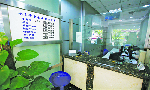A counter at a modern pawnshop where customers have their items assessed for value Photo: Cai Xianmin/GT