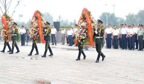 Soldiers place wreaths at the memorial wall bearing names of victims of the 1976 earthquake in Tangshan, North China's Hebei Province, July 28, 2012. Saturday marked the 36th anniversary of the Tangshan earthquake. Tangshan lost 240,000 lives to a devastating 7.8-magnitude earthquake on July 28, 1976, which was believed to be one of the deadliest natural disasters of the 20th century. Photo: Xinhua
