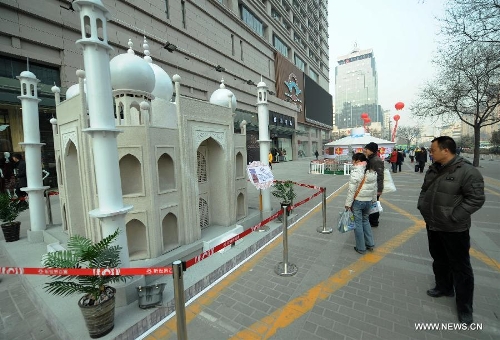 A miniature monument of Taj Mahal is seen on a street in Xi'an, capital of northwest China's Shaanxi Province, Jan. 10, 2013. A collection of miniatures of 10 world cultural heritages are on show here. (Xinhua/Li Yibo)  