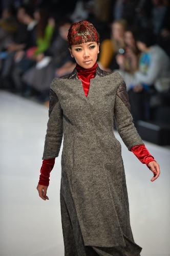 A model shows a creation during the BOSIDENG Down Wear Collection show of the 2013 China Fashion Week in Beijing, capital of China, March 26, 2013. (Xinhua/Li Xin) 