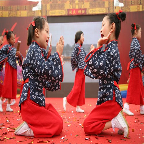 Children singing nursery rhymes at the 4th Beijing Dragon Boat Cultural Festival in June.
Photo: CFP