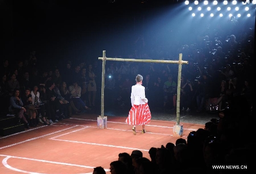 A model presents a creation of Ronaldo Fraga during Sao Paulo Fashion Week in Sao Paulo, Brazil, March 19, 2013. The Sao Paulo Fashion Week Summer 2013/14 started here on Monday and will last for five days. (Xinhua/Weng Xinyang) 