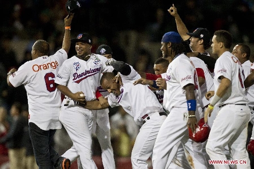  Dominica Republic's Leones del Escogido players celebrate their victory against Mexico's Yaquis de Obregon during the third round of 2013 Baseball Caribbean Series match held in the city of Hermosillo, capital of Sonora state, Mexico, on Feb. 3, 2013. (Xinhua/Rodrigo Oropeza) 