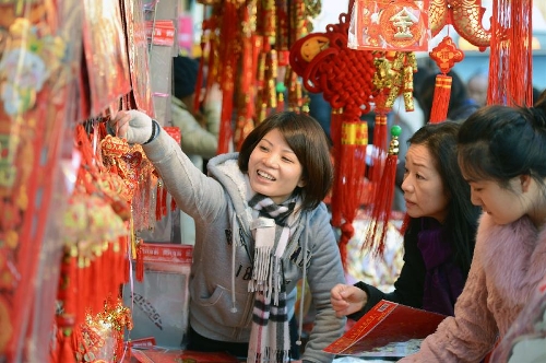 A local Chinese sells traditional decorations for the upcoming Chinese Lunar New Year in China Town, New York, the United States, Feb. 6, 2013. The Chinese Lunar New Year, or Spring Festival, starts on Feb. 10 this year. (Xinhua/Wang Lei)  