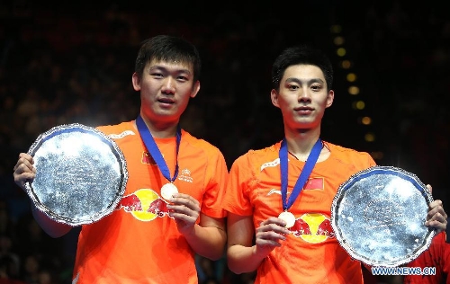 China's Liu Xiaolong (R) and Qiu Zihan present their trophies after winning the men's doubles final against Japan's Hiroyuki Endo/Kenichi Hayakawa at the All England Open Badminton Championships in Birmingham, Britain, March 10, 2013. The Chinese pair won 2-0 to claim the title of the event.(Xinhua/Tang Shi) Related:All England Open: Where the dream startsBIRMINGHAM, March 10 (Xinhua) -- Before the All England Open, if Liu Xiaolong and Qiu Zihan walked in the street, few people could recognize them.In fact, their photos were missing on the official website of All England Open, and many Chinese media were not sure about the correct character in Qiu's first name. Full story