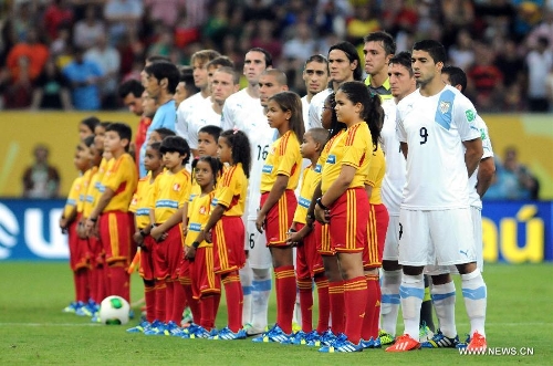 Uruguay's players pose prior to the FIFA's Confederation Cup Brazil 2013 match against Spain, held at Arena Pernambuco Stadium, in Recife, Brazil, on June 16, 2013. (Xinhua/Nicolas Celaya) 