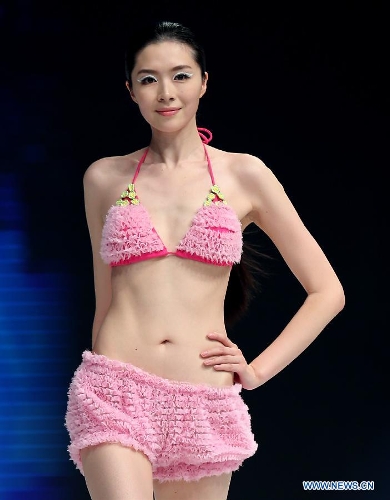  A model presents a creation at the 2014 Hosa swimwear show in Beijing, capital of China, May 21, 2013. (Xinhua/Chen Jianli) 