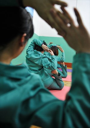 Inmates practice yoga. Photo: CFP 