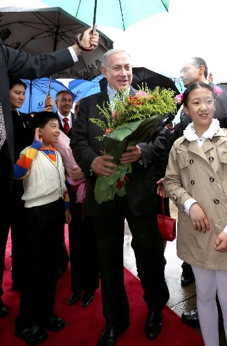 Israeli Prime Minister Benjamin Netanyahu arrives at the Shanghai Hongqiao Airport in east China's Shanghai, May 6, 2013. Netanyahu arrived in Shanghai for a visit on Monday. (Xinhua/Fan Jun) 