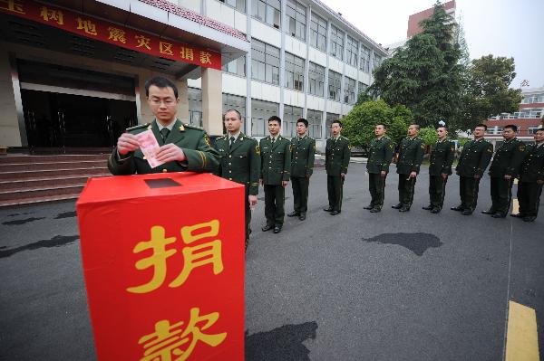 Soldiers of Heifei Command Academy of Armed Police donate money for quake-hit Yushu County in Hefei, capital of East China's Anhui Province, April 20, 2010. A total of over 600 armed police officers made a donation of more than 220,000 yuan on Tuesday for quake areas in Qingai Province. Photo: Xinhua
