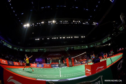 Li Xuerui (L) of China returns a shot during the 2013 Sudirman Cup world mixed team badminton championship against Indonesia's Aprilia Yuswandari in Kuala Lumpur, Malaysia, on May 21, 2013. Li won 2-1. (Xinhua/Chong Voon Chung)