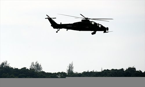 WZ-10 attack helicopter flies during its first practice run in Zhuhai, Guangdong province on November 11. The Chinese-designed helicopter will appear at the Zhuhai Air Show from November 13 to 18. Photo: sina.com