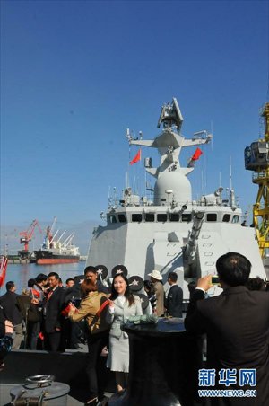 The picture shows the visiting Chinese nationals and overseas Chinese are taking photos with the warship to mark the occasion in the Casablanca Port of Morocco. (Xinhua/Linfeng)