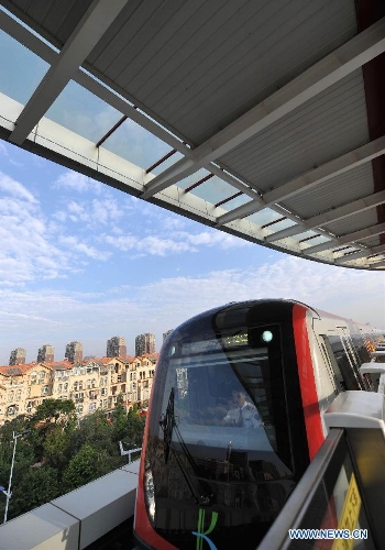 A train of the newly-opened subway line attrives at a station in Kunming, capital of southwest China's Yunnan Province, May 20, 2013. The southern part of the first phase of Kunming subway line 1 and line 2 opened for trial operation on Monday. It's China's first plateau subway. (Xinhua/Lin Yiguang)