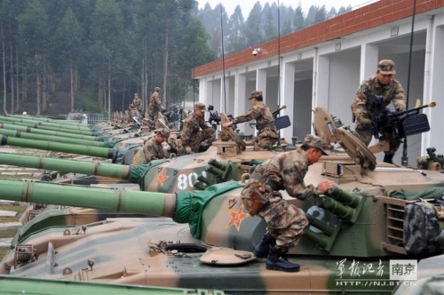 Soldiers of the division's panzer regiment of Nanjing Military Area Command (MAC) of the Chinese People's Liberation Army (PLA) took part in emergency military drill recently. (Source: NJ.81.cn)
