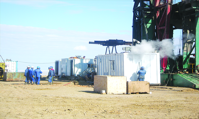 Kazakh oil workers employed by China Oil International Co. Ltd prepare to clean an oil derrick near Kyzylorda, Kazakhstan. Photo: Wang Wenwen/GT